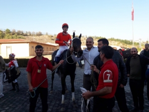 HEP BERABER'in kız kardeşi SHORTY kariyerinin ilk birinciliğini elde etti.