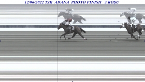 Kariyerinin ikinci birinciliğine Adana'nın &ccedil;im pistinde ulaştı.